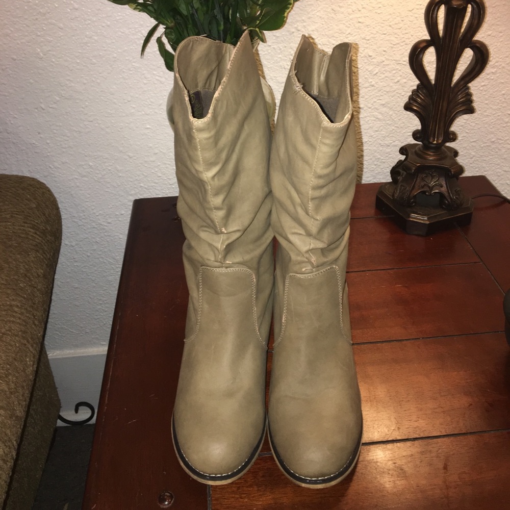 Light Brown Boots 👢 Collection ! SIZE 9